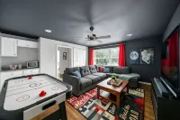 Family Central Oasis w/Pool Heating, Court, Game Room, Putt Putt, and Media Room - 私人泳池