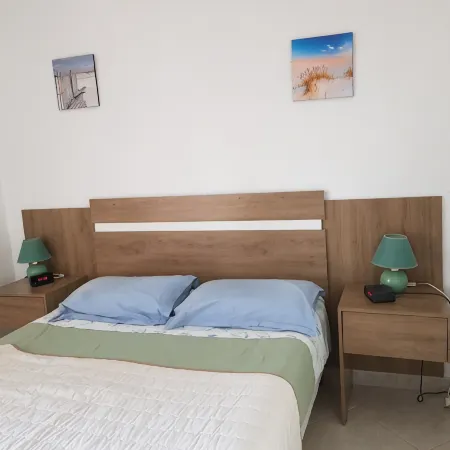 6-person apartment with air conditioning and private parking