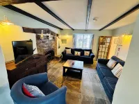 Charming  Listed Thatched Cottage with parking and short walk to sandy beach . Hotels in Crantock
