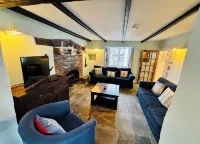Charming  Listed Thatched Cottage with parking and short walk to sandy beach . - 부티크