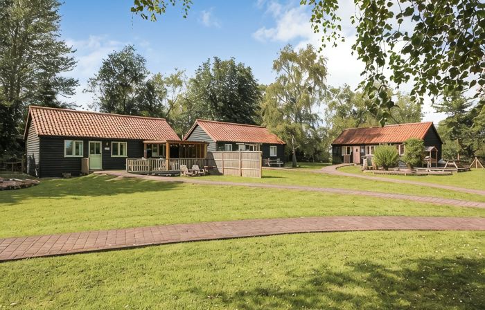 Lord Derby, Cottage with pool & hot tub, tranquil setting,20min from Southwold