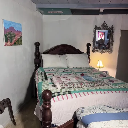 Charming bungalow with WiFi and AC in welcoming Van Horn