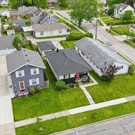 King Bed, Fenced Yard, Parking, TV’s in All Rooms! Near Parks