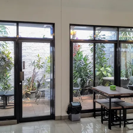 TwoSpaces Living at Residence 6 Отели рядом с достопримечательностью «Торговый центр Senayan City»