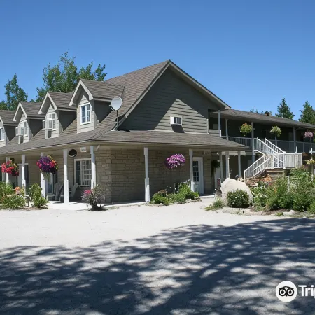 Adventure the Bruce Inn - Recently Renovated with Outdoor Hot Tub