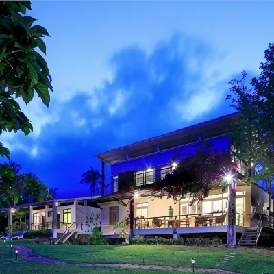 May l Dulan View Bed and Breakfast Hotels near Moonlight Inn