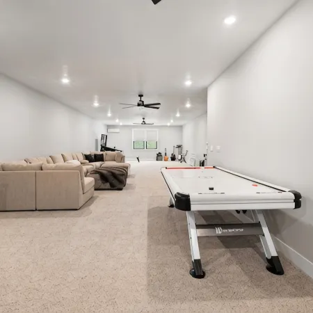 Custom home, 1.17 acres, 5 beds, 5 bath, sleeps 12+, Hot Tub, 80" TV, Pool Table