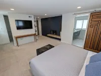 RARE Mid-Mod Home. Spacious inside-and-out. - Balkon