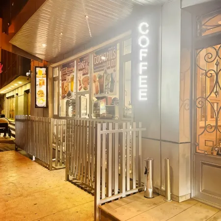 Iceberg Hotel Отели рядом с достопримечательностью «Станция метро Грмагеле»