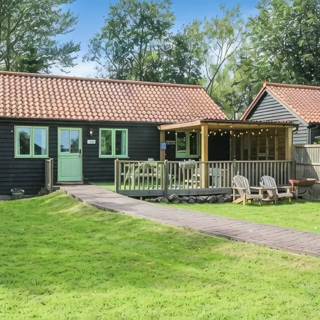 Lord Derby, Cottage with pool & hot tub, tranquil setting,20min from Southwold