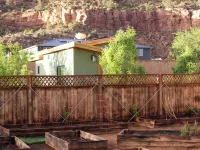 Cozy Orchard cabin with garden, vineyard in delightful Hildale Hotele w: Hildale