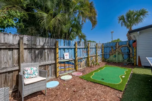 Lantana Beach House-5 mins to Beach-KING BD/Hot Tub/Pool/Fire Pit/Gym/Mini Putt - Wifi
