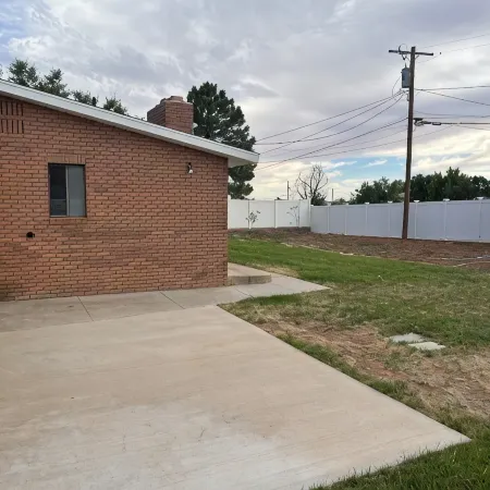 Refurnished and spacious 4 bedroom house, Sleeps 8!
