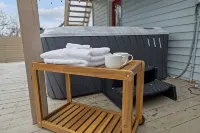 Green Destiny! 7min to DT Cincy, Pool & Hot tub