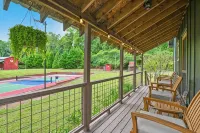 Authentic Cherokee Cabin Farm: Pickleball, Firepit, Swing, Creeks, Grills