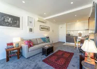 Elegant Apartment in the Heart of Newtown with Secure Parking - Homestays