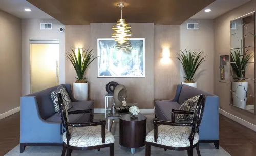 Beverly Hills Vibe 1 BR Apt + Parking, Pool Access - Condos