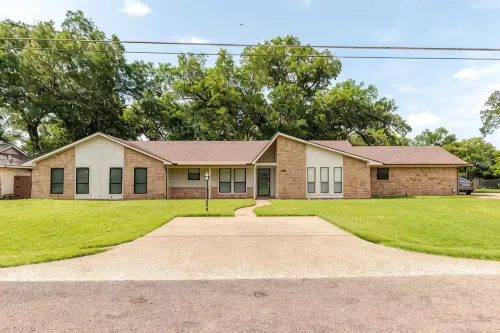 Cozy Up at the Bear’s Nest – Your Peaceful Retreat on the Brazos