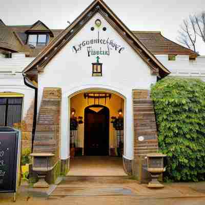 The Roundabout Hotel Hotel Exterior