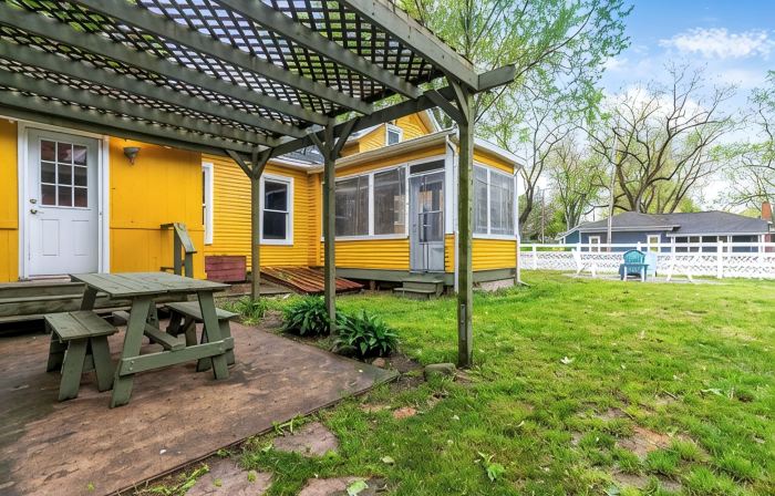 NEW! Marigold & Poppy - Group-Friendly Douglas Retreat - Central & Walkable