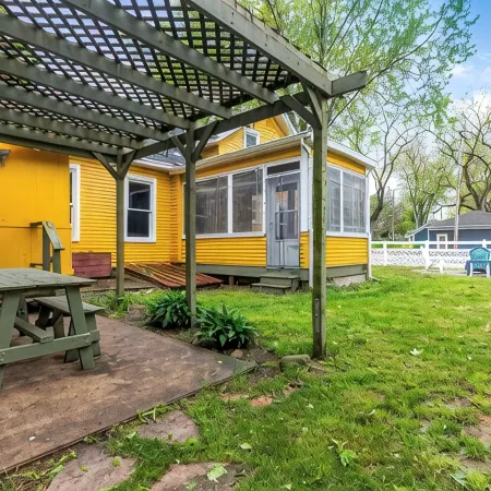 NEW! Marigold & Poppy - Group-Friendly Douglas Retreat - Central & Walkable