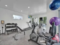 BEACH ACCESS MODERN TOWNHOUSE! Pool, Spa and Gym! - 피트니스 시설