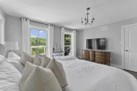 Classy Estate with Views + Walk to the Neat Café (10 min to Calabogie