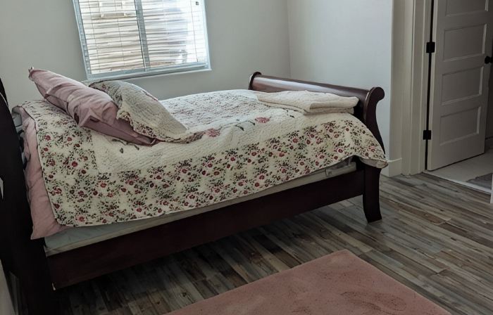 Charming 2-bedroom apartment with WiFi , AC and Heating in serene Enterprise