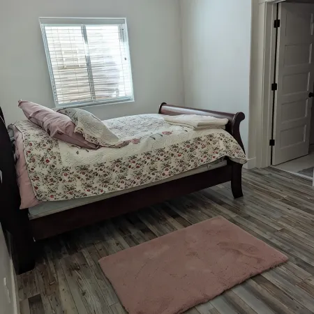 Charming 2-bedroom apartment with WiFi , AC and Heating in serene Enterprise
