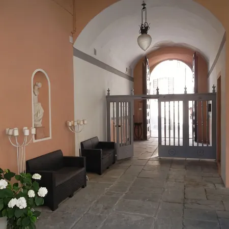 FeWo Luino Loft: Historic Charm, 100m to Lake & Swiss Gateway.