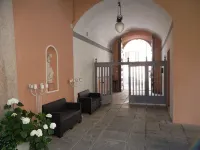 FeWo Luino Loft: Historic Charm, 100m to Lake & Swiss Gateway.