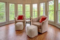 Owl’s Nest Treetop Oasis - 25 to Avl, 25 to Hatley Pointe Ski Resort - Boutique