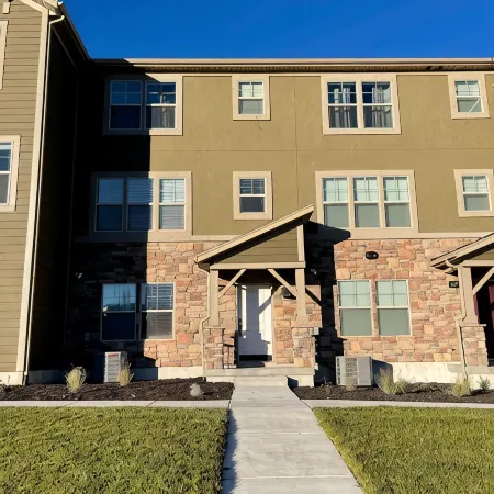 Perfect Summer Getaway! Lovely Townhome Just 10 Minutes from Park City.