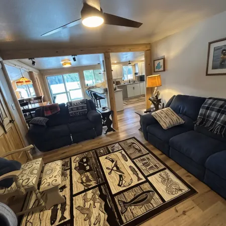 Remodeled pet friendly private home with a/c and wifi