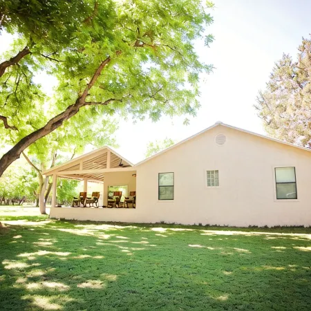 Live Water!!! A Spectacular Hill Country Family Retreat with waterfront privacy