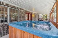 Welcome to Gallery on the South Fork – A Lake Lover’s Dream - 4 stjerner