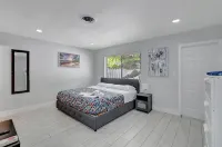 Gorgeous spacious  2bd 2bath sleeps 6 private yard, parking, gas grill, dogs ok