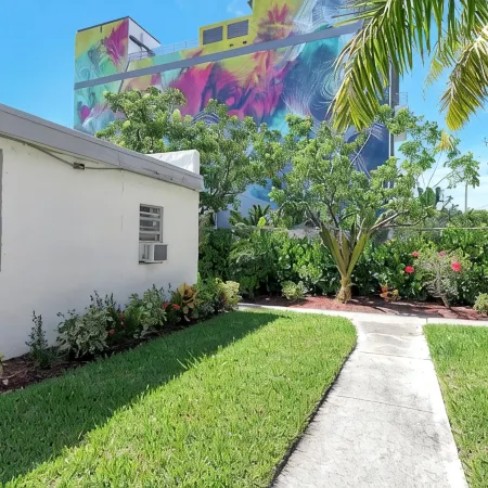 DOWN TOWN DELRAY, walk to Atlantic Ave, beach, pets are welcome