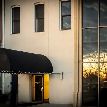 Luxury Suite ~ Above Starbucks ~ Main St View