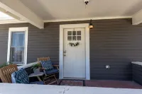 Modern Luxury Bungalow DT - Comfort, Coffee, Wine, Beer, Restaurants and More!