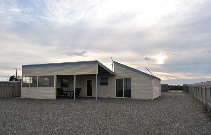 Hideaway Tom's on the Mundoo Channel