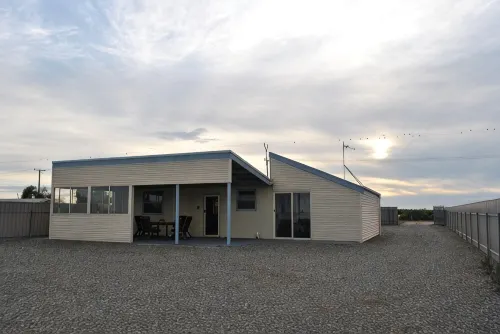 Hideaway Tom's on the Mundoo Channel - 4-Star