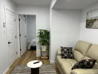 Cozy 2 Bedroom Basement - บังกะโล