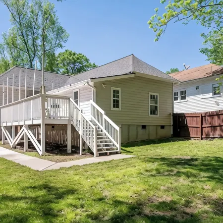 Modern 3-bedroom house, TV each room,big fence yard, Pet stay free, Lighted Deck