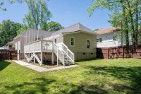 Modern 3-bedroom house, TV each room,big fence yard, Pet stay free, Lighted Deck