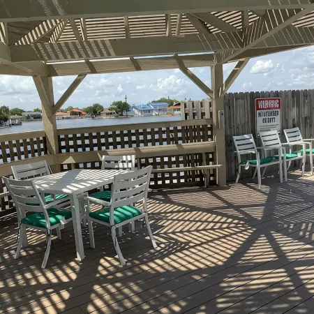 Waterfront Bayhouse condo on Canoe Lake. Three Pools. Boat slip. Tennis.