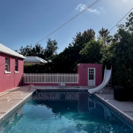 3 bedroom home with pool Отели в г. Сэндис