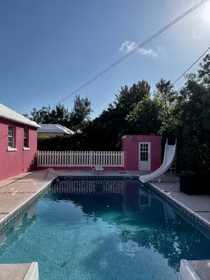 3 bedroom home with pool - Wifi