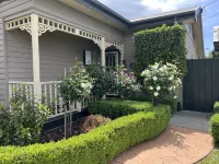 BLACKSMITHS LANE 2 BEDROOMGorgeous ultra clean 2 Bedroom/2 Bathroom cottage.