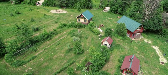 GLAMP BERNICE ON BEAUTIFUL ADIRONDACK HOBBY FARM Отели в г. Джонсберг